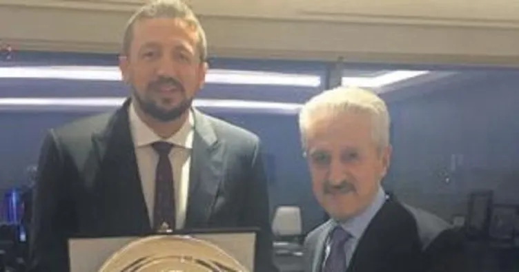 Türkoğlu’ndan Aydınlar’a plaket