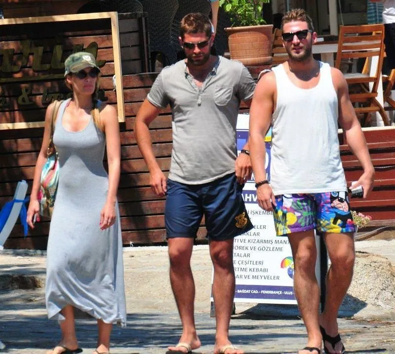 Gamze Özçelik ve sevgilisi Mert Öcal�ın tatil keyfi Magazin Haberleri