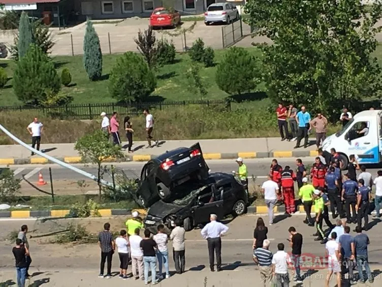 Bartın’da inanılmaz kaza: Otomobil, çarptığı otomobilin üzerinde kaldı