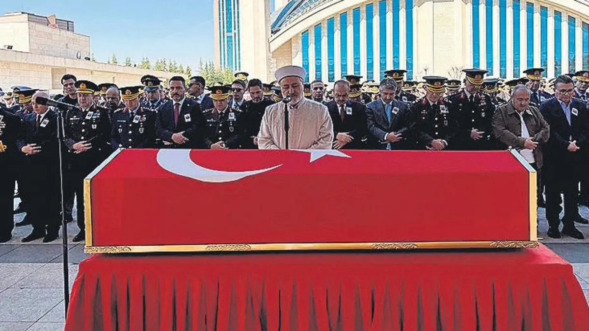 Şarkıcı Nev son yolculuğuna uğurlandı