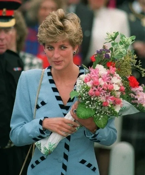 Prenses Diana’nın el yazısı mektupları satıldı: Kraliçe Elizabeth hakkında söyledikleri şaşırttı!