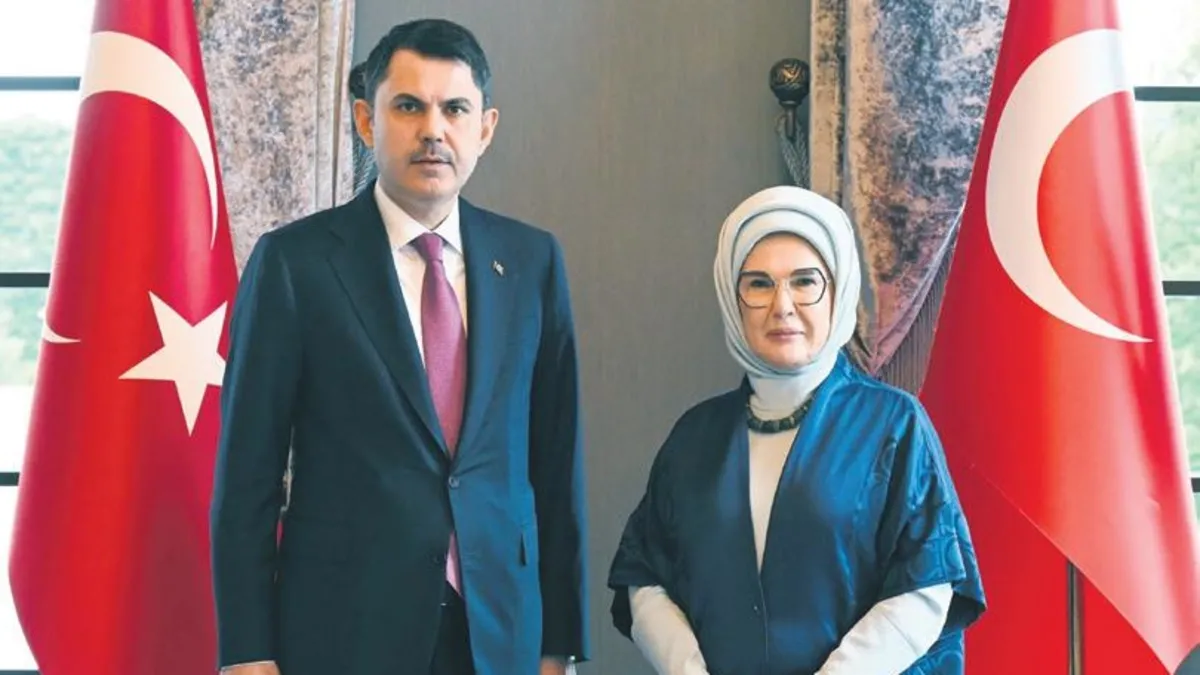 Emine Erdoğan ve Çevre, Şehircilik ve İklim Değişikliği Bakanı Murat Kurum'un bir arada olduğu fotoğraf.