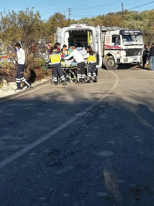 Kaçak göçmeleri taşıyan minibüs ile kamyon çarpıştı: Ölü ve yaralılar var
