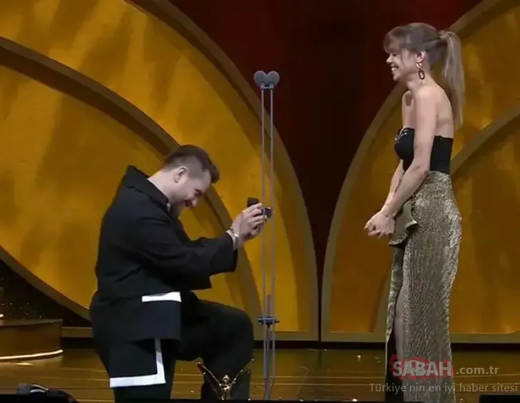 Büyük sürpriz! Alper Rende Altın Kelebek Ödül törenine damga vurdu! Sahnede evlilik teklifi etti sevgilisi Betül Çakmak gözyaşlarına boğuldu!