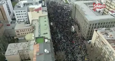 Sırbistan’da seçim protestoları sürüyor: Binlerce kişi seçimlerin tekrarını istedi | Video