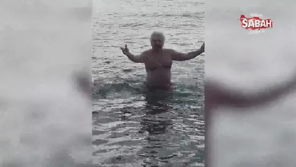 Erdal Özyağcılar, yeni yılı denizde karşıladı! Kendini buz gibi suya bıraktı | Video