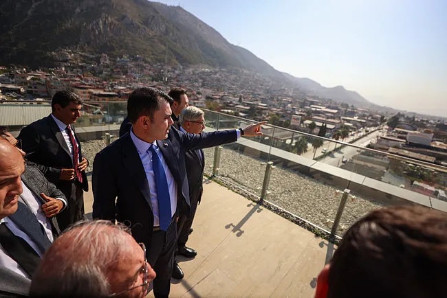 Bakan Kurum, yerli ve yabancı gazetecilere asrın inşa seferberliğini anlattı: Muazzam bir koordinasyonla çalışıyoruz