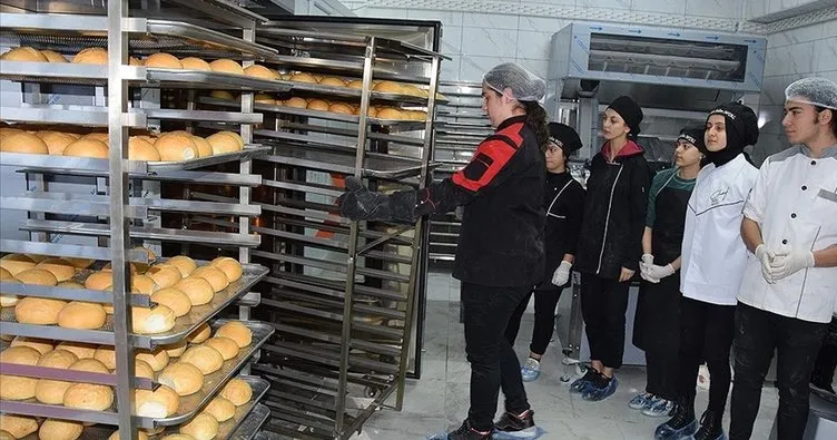 Bilecik’te meslek lisesi öğrencileri günde 10 bin ekmek üretiyor