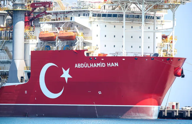 bakan-donmez-yarin-buyuk-gun-diyerek-duyurdu-mavi-vatanin-en-guclusu-abdulhamid-han-ilk-sondaji-icin-demir-ali-1659986642753.jpg