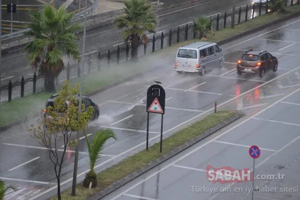 Gök gürültülü sağanak Trabzon'da etkili oldu