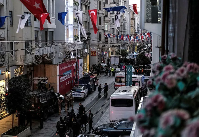 son-dakika-taksim-istiklal-caddesinde-patlama-6-kisi-yasamini-yitirdi-53-yarali-var-1668356517179.jpg
