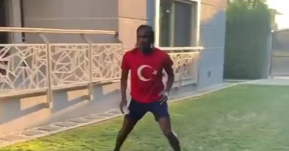 Hugo Rodallega Türk bayrağını üzerinden çıkarmıyor!