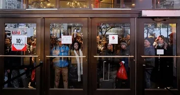 ABD’deki alışveriş çılgınlığında ilk kareler geldi!