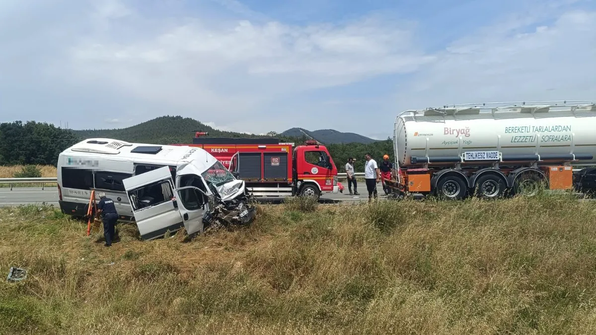 Edirne'de bir personel servisi sıvı yağ yüklü bir tankere çarpmış halde görülüyor, araçlarda hasar var.