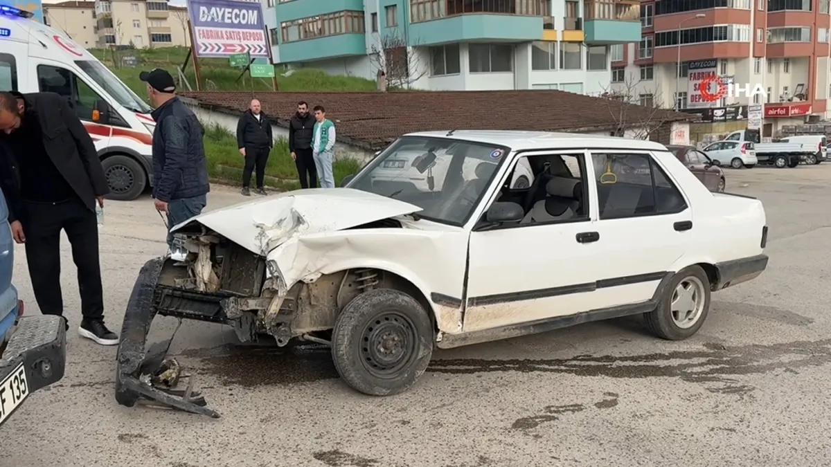 Kamyonetle otomobil çarpıştı: 1 yaralı Kamyonetle otomobil çarpıştı: 1 yaralı