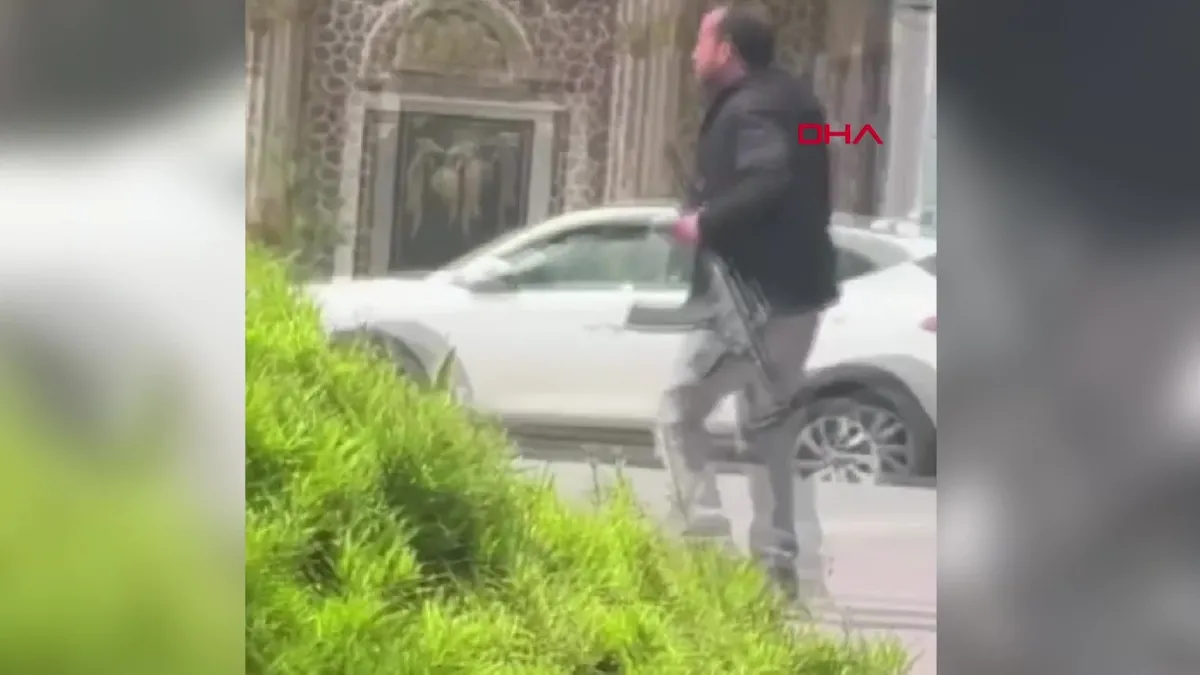 Diyarbakır’da panik anları: Pompalı tüfekle yürüyen kişi gözaltına alındı! İşte o anlar | Video videosunu izle Diyarbakır’da panik anları: Pompalı tüfekle yürüyen kişi gözaltına alındı! İşte o anlar | Video videosunu izle