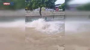 Su borusu patladı! Yollar göle döndü