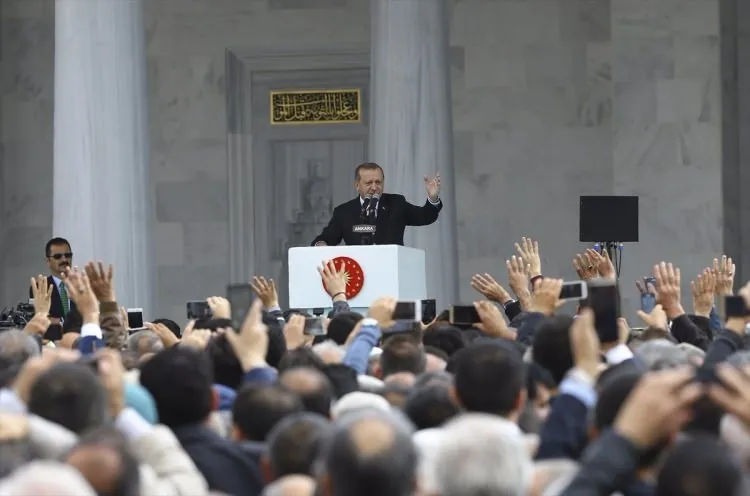 Cumhurbaşkanı,cuma namazını Melike Hatun Camisi'nde kıldı.