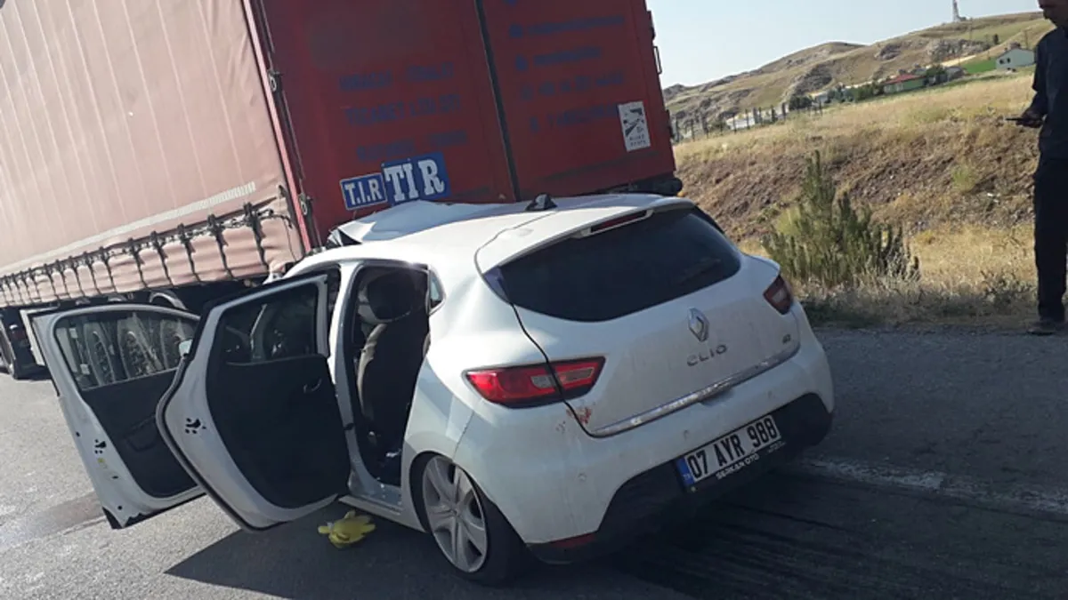 Sivas'ta feci kaza: Otomobil TIR'a arkadan çarptı! 1 çocuk öldü, 5 yaralı Sivas'ta feci kaza: Otomobil TIR'a arkadan çarptı! 1 çocuk öldü, 5 yaralı