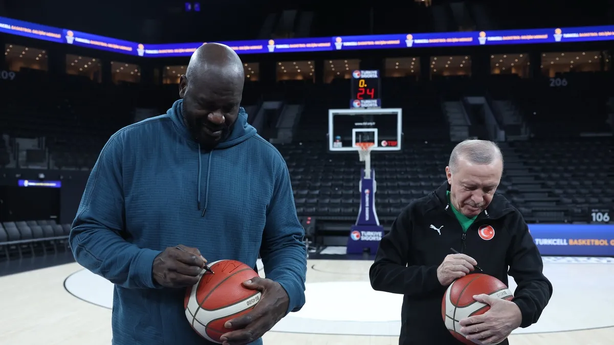 Başkan Erdoğan NBA yıldızı Shaquille O'Neal ile basketbol oynadı Başkan Erdoğan NBA yıldızı Shaquille O'Neal ile basketbol oynadı