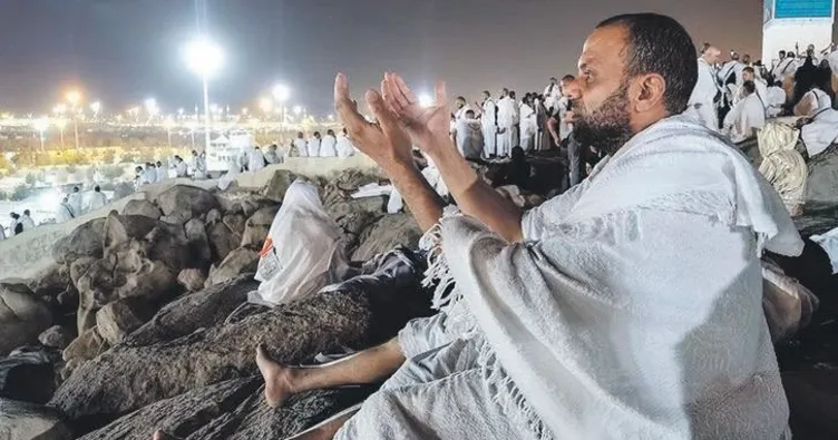 Arafat’ta eller semaya açılıyor