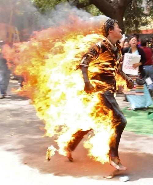 Tibetli protestocu kendini yaktı!