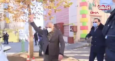 HDP’li milletvekili ’Evlat Nöbeti’ tutan ailelere zafer işareti yaptı, ortalık karıştı! Evlanı isteyen baba fenalaştı | Video