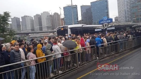 İstanbullunun çilesi bitmiyor! Metrobüs kaza yaptı: Binlerce kişi uzun kuyruklar oluşturdu