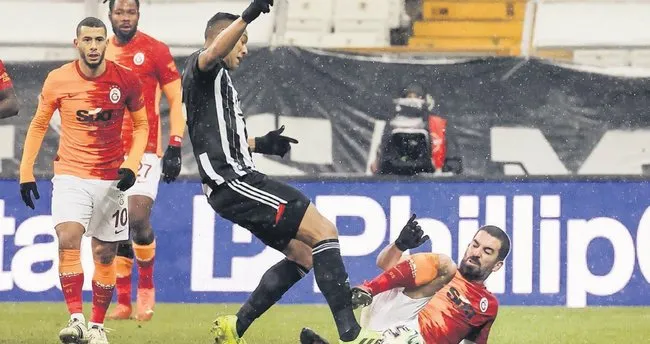 Boyunu aştı kırmızıyı gördü