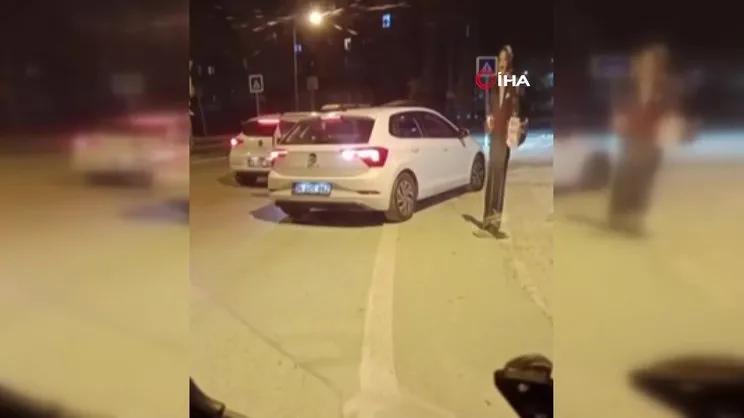 Bursa'da kavşakta dakikalarca drift atan sürücü kamerada!