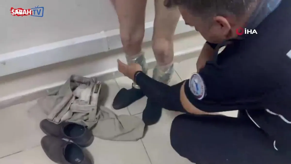 Uyuşturucuyu beline ve bacağına bantla yapıştırarak gizlemiş! Zehir taciri yakalandı videosunu izle Uyuşturucuyu beline ve bacağına bantla yapıştırarak gizlemiş! Zehir taciri yakalandı videosunu izle
