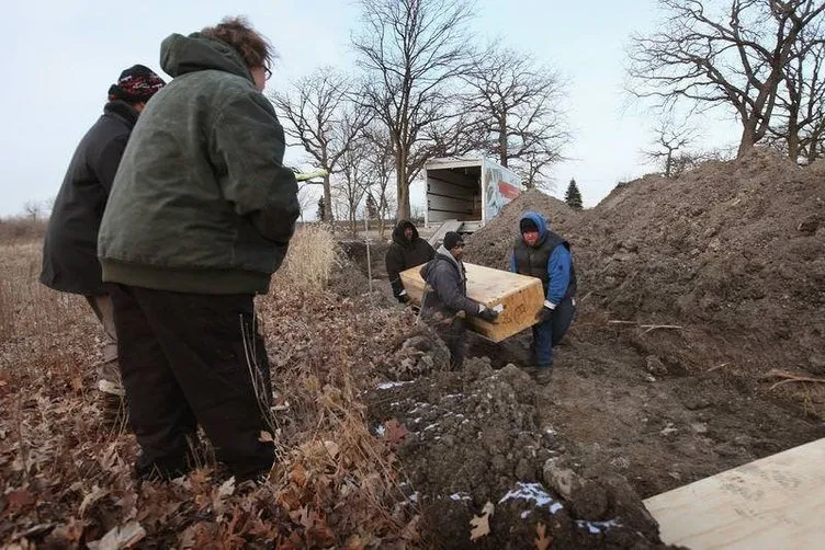 ABD ölülerini toplu mezarlara gömüyor