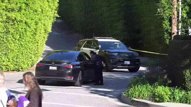 Dünyaca ünlü şarkıcı Rihanna'nın evine silahlı saldırı! 10 el ateş açıldı | Video