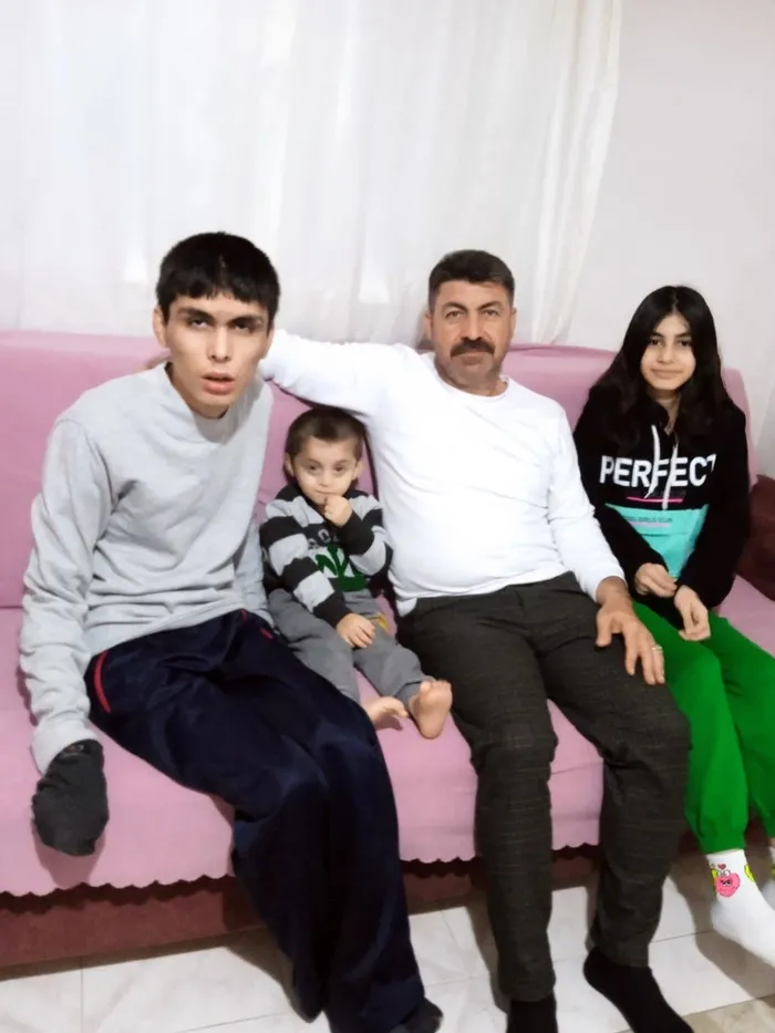 CHP’li Karalar’ın işten çıkardığı o babadan Özgür Özel’in sözlerine tepki: Otizmli oğlumdan nasıl helallik alacaksınız?