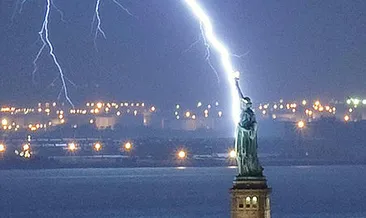 ABD’de Özgürlük Heykeli’ne yıldırım düştü