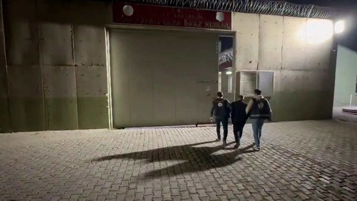 Ağrı’da düzensiz göçmen taşıyan tırda 16 göçmen yakalandı