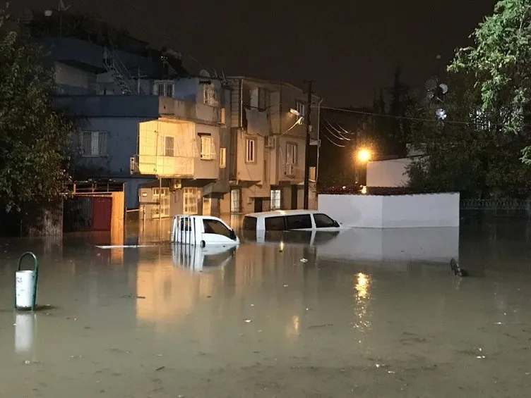 Adana sağanak yağışlara teslim!