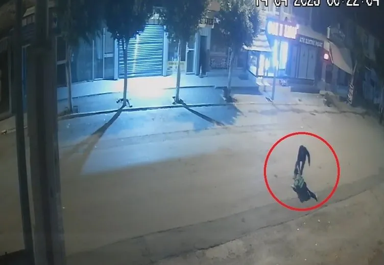 Antalya’da kan donduran olay! Servis beklerken babasının gözü önünde kızını defalarca bıçakladılar!