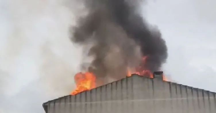 Sancaktepe’de binanın çatısına düşen yıldırım yangın çıkardı