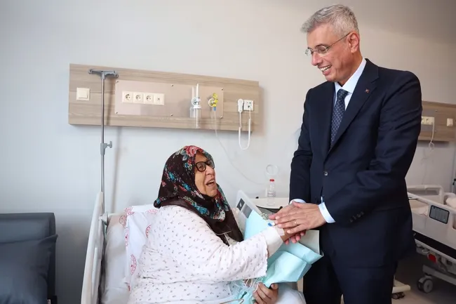 bakan-memisoglundan-izmire-bir-mujde-daha-ikinci-sehir-hastanesi-geliyor-1787333921415.jpeg
