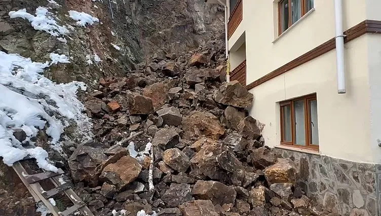 Artvin’de heyelan: Yamaçtan kopan kayalar eve girdi!