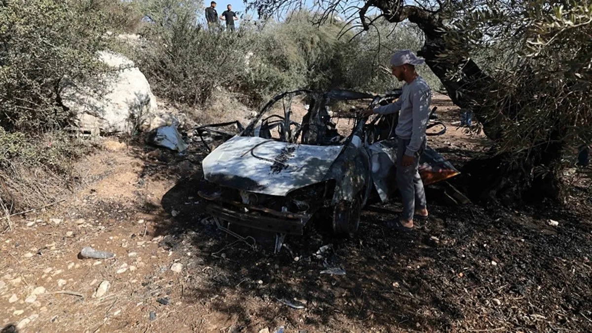 Fanatik İsrailliler Filistinlilerin aracını yaktı: Duvarlara ırkçı sloganlar yazdılar Fanatik İsrailliler Filistinlilerin aracını yaktı: Duvarlara ırkçı sloganlar yazdılar