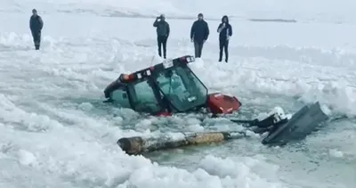 Çıldır Gölü’nde facianın eşiğinden dönüldü: Traktör buzun kırılmasıyla suya gömüldü #ardahan