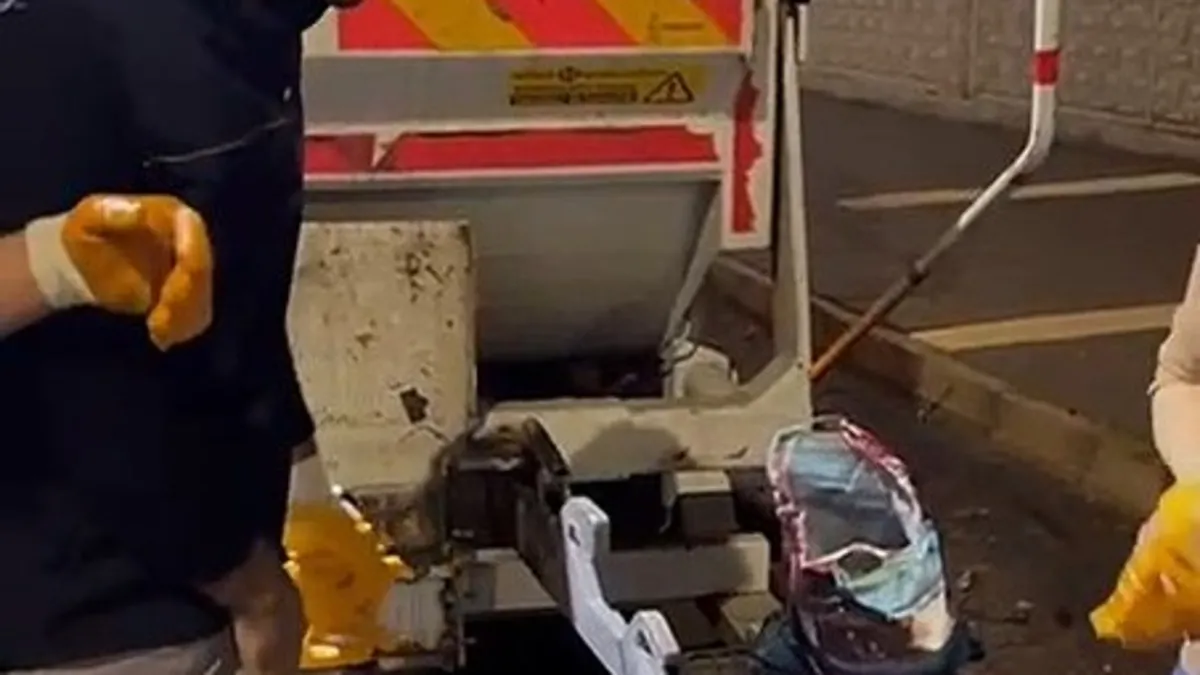 Temizlik görevlileri, çöpte buldukları para ve altınları sahibine teslim etti Temizlik görevlileri, çöpte buldukları para ve altınları sahibine teslim etti