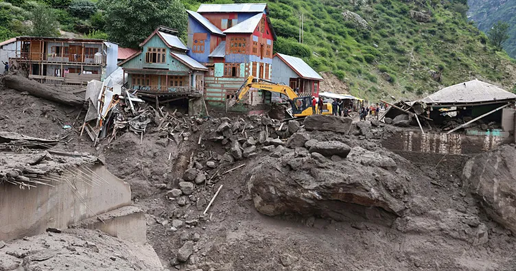 Hindistan’da doğal afet alarmı: Köprü çöktü arabalar devrildi