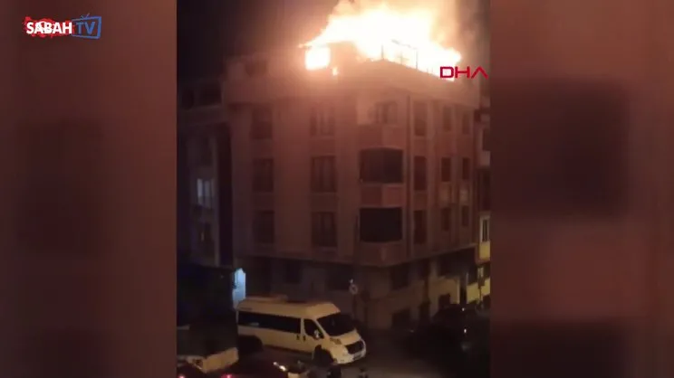 Sultangazi'de 3 katlı binanın çatısı alev alev yandı | Video