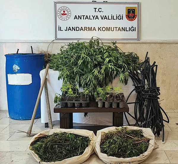 antalyada-zehir-tacirlerine-operasyon-79-supheli-yakalandi-1687376194495.jpg