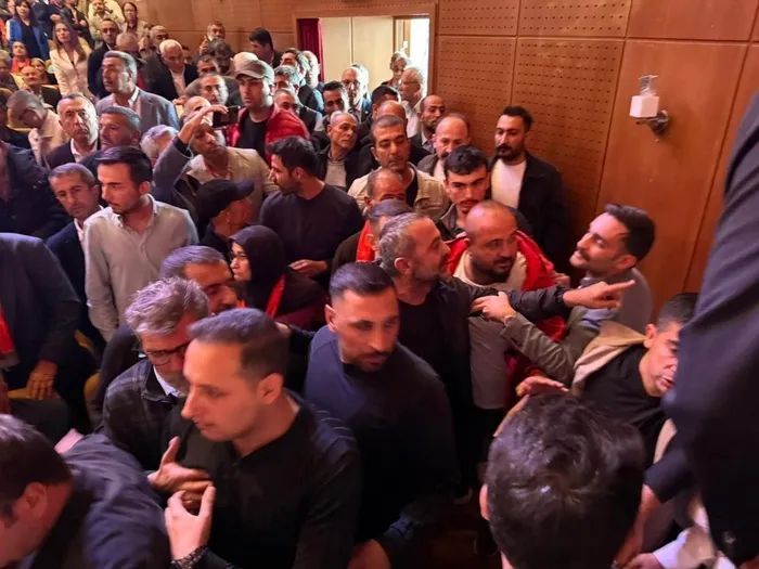 bir-chp-klasigi-yine-kaos-yine-kavga-kongrede-yumruklar-havada-ucustu-cevik-kuvvet-sevk-edildi-1760527958016.jpg