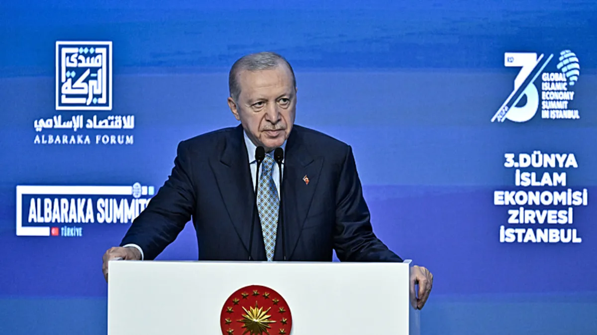 Cumhurbaşkanı Recep Tayyip Erdoğan, İslam Ekonomi Zirvesi'nde konuşma yaparken