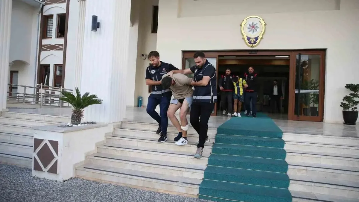 Fethiye’de polisle çatışmışlardı… 2 şüpheli tutuklandı Fethiye’de polisle çatışmışlardı… 2 şüpheli tutuklandı